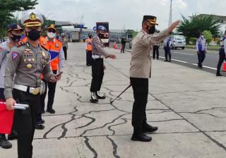 Kurangi Beban Tol Cipali, Polresta Cirebon Sekat Kendaraan Besar di Gt Palimanan 4