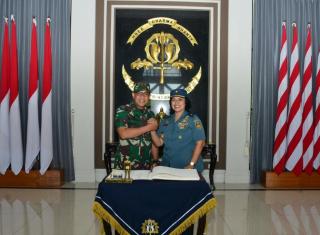 Gubernur AAL Terima Kunjungan Kerja Kadiswatpersal 