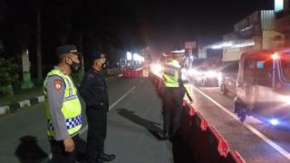 Wujud Polri Presisi, Sat Brimob Polda Jabar Back Up Petugas Penyekatan di Check Point