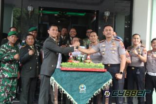 Dandim Klaten Terima Tumpeng HUT ke-81 TNI dari Kapolresta, Sinergitas Makin Solid
