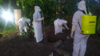 Jenazah PDP Asal Ponggok Kabupaten Blitar Di Makamkan Menggunakan SOP  Corona