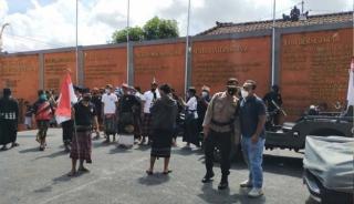 AWK Digerudug Massa Perguruan Sandhi Murti dan Warga Nusa Penida