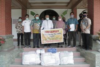 Keluarga Besar Prof. Dr. K.H.O. Gadjahnata Memberikan Bantuan Alat Pelindung Diri Kepada Pemkab OKU