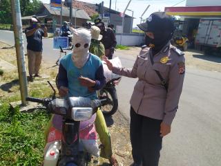 Pengguna Jalan Tidak Pakai Masker Pada Giat Ops Yustisi Tiga Pilar Kecamatan Balongan Berikan Sanksi