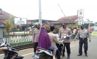 Pengendara Tak Gunakan Masker, Dihentikan Tim Gabungan Tiga Pilar Kec Cikancung