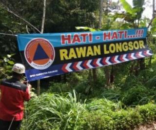 Akibat Pergerakan Tanah,113 Kepala Keluarga Dengan 321 Jiwa Mengungsi Di Kerabat dan Gedung Sekolah