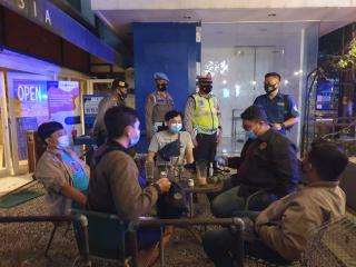 Patroli Gabungan Piket Fungsi, Sisir Warung dan Cafe yang Masih Buka di Wilkum Polres Cirebon Kota Polda Jabar
