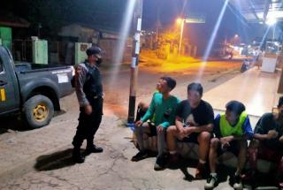 Bhabinkamtibmas Desa Guwa Lor Polsek Kaliwedi Polresta Cirebon Polda Jabar Berikan Himbauan 3M