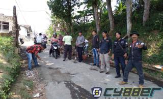 Anggota Pemuda Pancasila PAC Cilawu Bersama Warga Masyarakat Perbaiki Jalan Rusak dan Berlubang