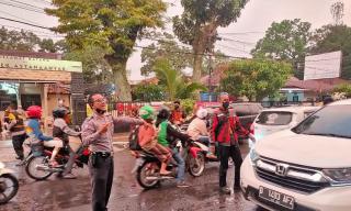 Menebar Kebaikan, PAC PP Astana Anyar Kota Bandung Berbagi Takjil Gratis