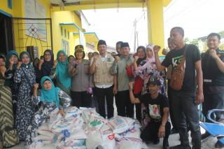 Jumat Berkah. Kapolres Batu Bara Bersama Ketua KSJ Batu Bara Salurkan Bantuan Sembako di Kampung Nelayan 