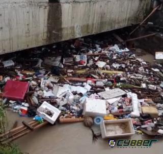 Tumpukan Sampah Diduga Jadi Penyebab Banjir di Perumahan Metro Cilegon