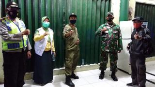 Pelaksanaan PSBB / PPKM, Aparat Keamanan Kecamatan Wedi Tertibkan Pedagang
