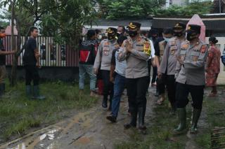 Kapolres Majalengka, Tinjau Langsung Lokasi Becana Banjir di Wilayah kecamatan Jatitujuh