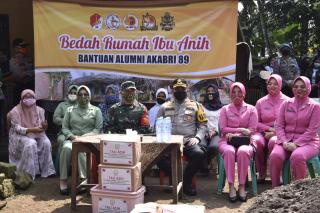 Dalam Rangka Hari Bhayangkara Rumah Ibu Anih Tamansari Resmi Dibedah