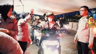 Pelindo Regional 2 Banten Bersama Polda Banten Bagikan Air Minum dan Kopi Gratis Pada Pemudik di Pelabuhan Ciwandan