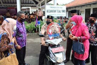 Keliling Kampung Sosialisasi Pencegahan Covid Gunakan Bahasa Tegal, Jumadi : Ini Patut Ditiru