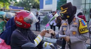 Peringati Hari Kartini, Polres Banjar Polda Jabar Gelar Aksi Simpatik Bagi-bagi Bunga dan Masker