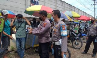 OPS Yustisi, Polsek Kasokandel Berikan Himbauan dengan Bagikan Masker Gratis ke PKL