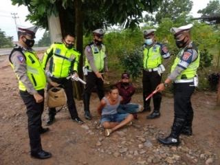 Anggota Satlantas Polres Mesuji Amankan 2 Orang Pengendara Motor Bawa Senjata Api Rakitan dan Sajam