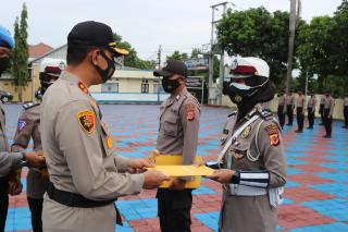 Kapolres Majalengka Polda Jabar  Berikan Penghargaan Kepada Tujuh Personel Berprestasi Dalam Pelayanan Publik