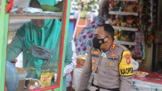 Hari Bhayangkara Ke-75, Polres Sumedang Bagikan Gerobak Jualan Pada Warakawuri