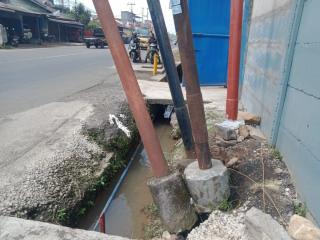 Warga Khawatir Tiga Tiang di Dekat Pabrik Danon Lebakpari Bogor Roboh