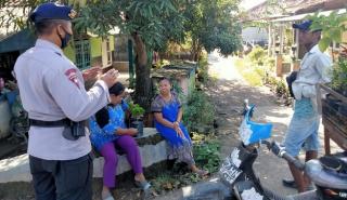 Sat Brimob Polda Jabar Sambangi Warga Gempol, Sampaikan Prokes