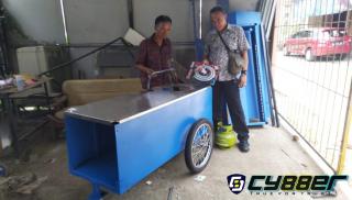 Usep Suhendar, Kepala Desa Ciapus Serahkan Bantuan Alat Niaga Kepada Pelaku UKM