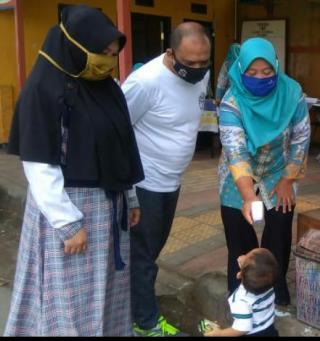 Sekretaris Kelurahan Binong, Kecamatan Batununggal Dampingi Kader Posyandu Melati RW06 Dalam Hal PMT dan Vit-A