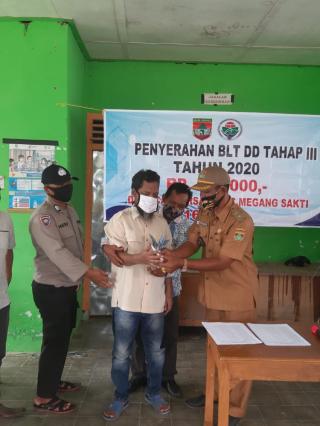 Kades Campursari Kecamatan Megang Sakti Bagikan BLT Tahap III