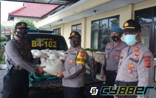 Saat Pandemi Covid-19, Warga Kedokan Bunder Serahkan 500 Kg Beras Untuk Masyarakat Indramayu