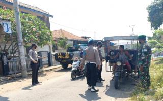 Sanksi Tegas Pelanggar Protokol Kesehatan, Kapolsek Juntinyuat Plus Berikan Masker 