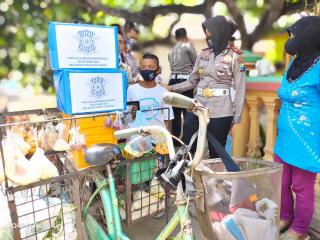Viral ! ! Bocah Penjual Sayur Dapat Bantuan Dari Kasat Lantas Polres Situbondo