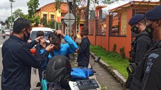 Cegah Covid-19, Sat Brimob Polda Jabar Bagikan Masker dan Edukasi 3M  
