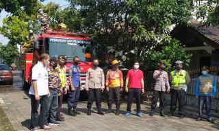 Kapolsek Gedebage Porestabes Bandung Polda Jabar dan Satgas Covid-19 Lakukan Penyempotan Disinfektan ke Rumah Warga dan Tempat Umum