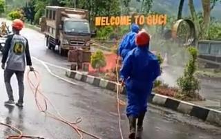 Seluruh Lokasi Obyek Wisata Guci Dibersihkan dan Disemprot Disinfektan