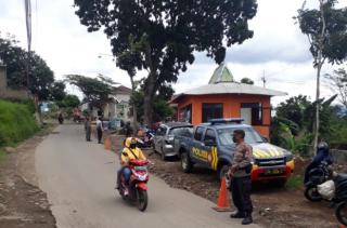 Subsektor Sukasari Polres Sumedang bekerjasama dengan Forkopimcam Gelar penertiban Prokes Covid-19