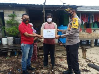 Kapolres Bintan Bagikan Sembako kepada Korban Bencana Alam