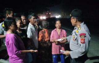 Jelang Sahur Polsek Widasari Kembali Bagikan 100 Nasi Kotak dan Uang Tunai 