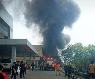 Gudang Penyimpanan Barang Bekas RSUD Cibitung Hangus di Lalap Sijago Merah