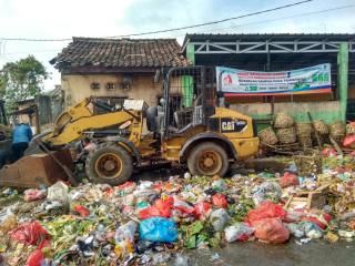 Pasar Baru Keranggot Kota Cilegon Mendapat Pantauan dari Deni Bastari