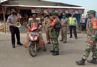 Patroli Tiga Pilar Karangampel Ajak Masyarakat Untuk Tetap Memakai Masker