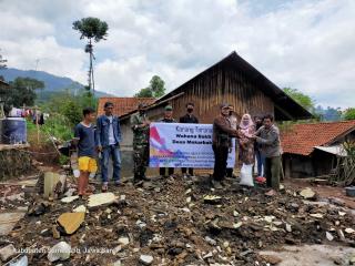 Karang Taruna Wahana Bakti menyerahkan Bantuan Kepada Korban Bencana Kebakaran