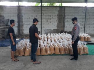 Polres Banjar Jabar Edukasi Dan Sosialisasi 3M 2T di Lokasi Produksi Gula Merah