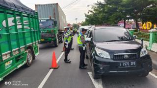 Sat Lantas Polres Indramayu, Kembali Melaksanakan Penyekatan Kendaraan Pemudik di Jalur Pantura