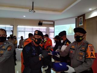 Dansat Brimob Polda Jabar Berikan Penghargaan Kepada Para Pahlawan Relawan SAR Sumedang