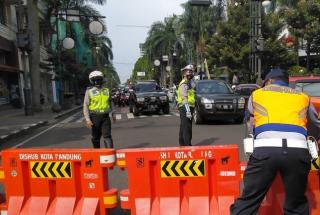 Tekan Penyebaran Covid-19, Polrestabes Bandung Berlakukan Buka Tutup Jalan