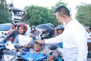Berkah Ramadhan, Bani Group Bagikan Ribuan Takjil Gratis di Depan Bani Resident