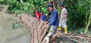 Pemasangan Tarup Sungai di Kelurahan Muara Dua Prabumulih Timur